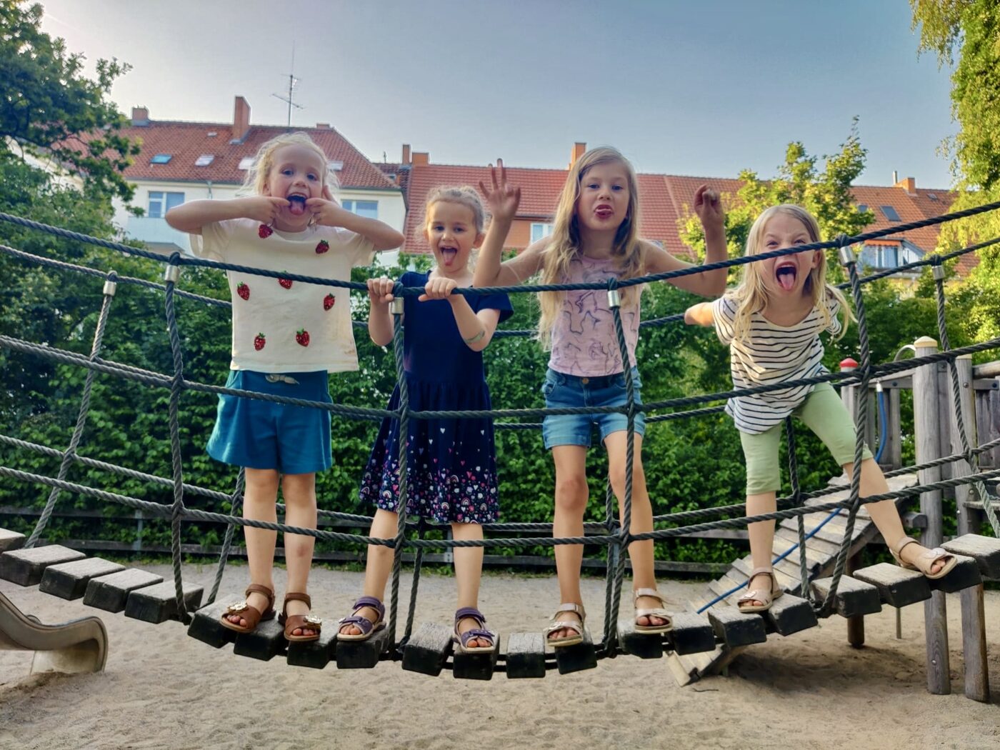 Pauline mit Freundinnen auf dem Spielplatz, 2026